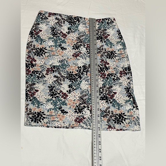 LOFT Pencil Skirt floral pattern‎ - Picture 3 of 12